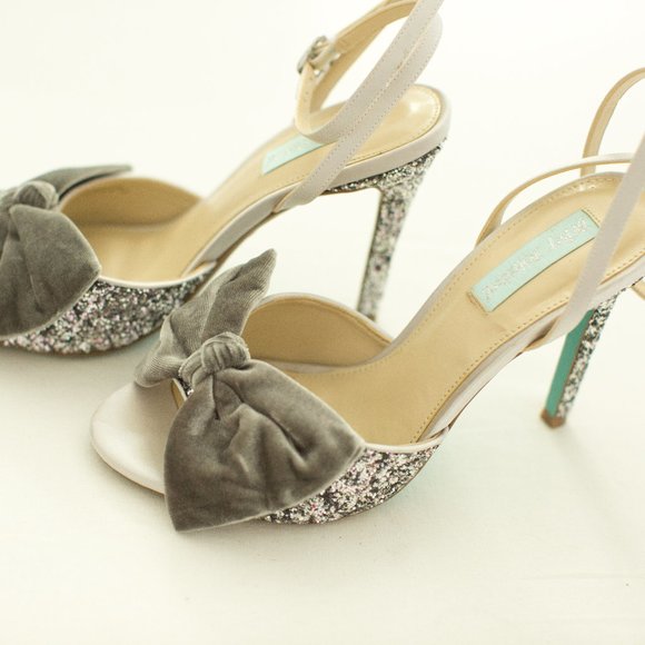 Jilly: Betsy Johnson Glitter & Bowed Heels, Silver Grey - Picture 8 of 14